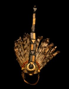 Baş Kılıç Taşıyıcılar Headdress, Gana, c.1825 (sac altın, sac metal, kumaş, tüyler, deri, ahşap ve metal zımbalar)